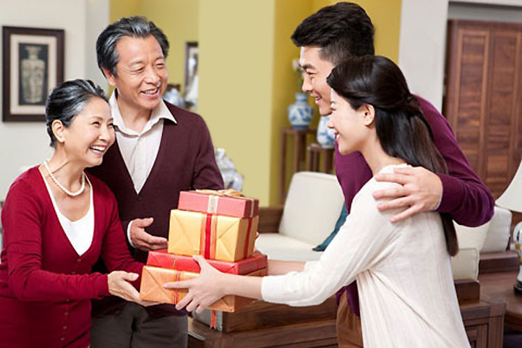 Phong tục tặng quà ngày tết mang giá trị tinh thần rất lớn